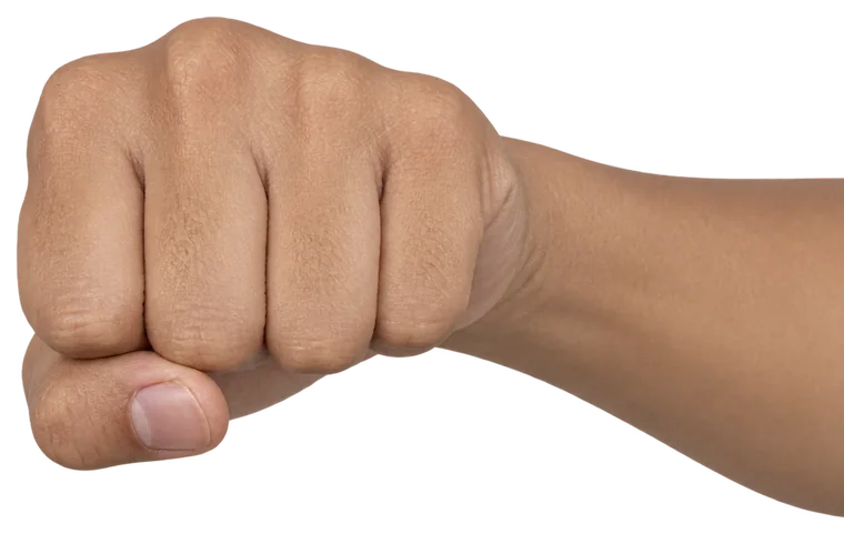 Kepalan tangan seorang remaja.